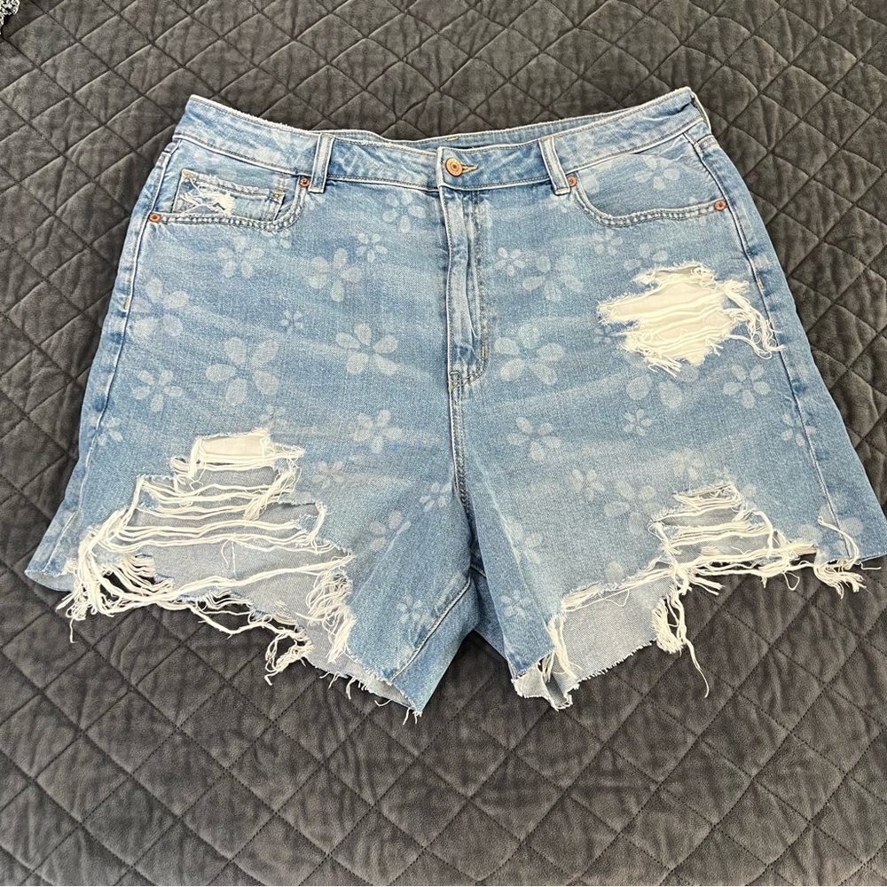 American Eagle Women Size 18 Highest Rise Baggy Floral Distressed Jean Short L